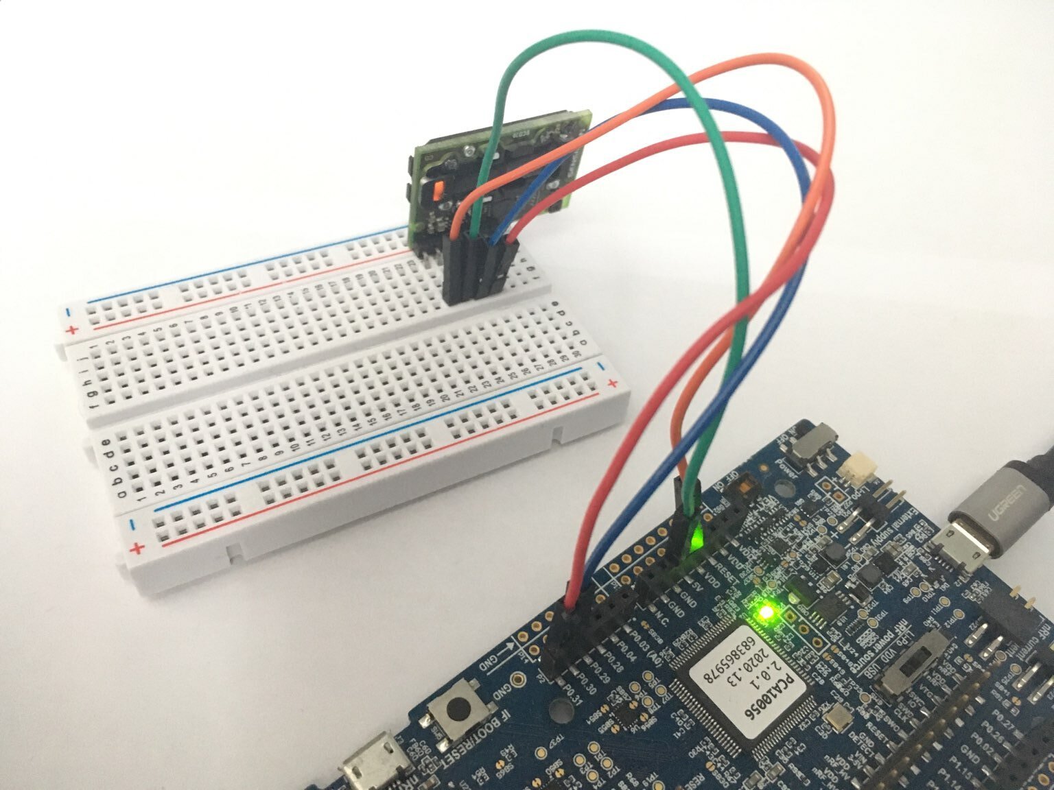 Hardware setup for testing the SCD30 CO2 sensor: a nRF52840 DK development board is connected to a SCD30 sensor via four wires
